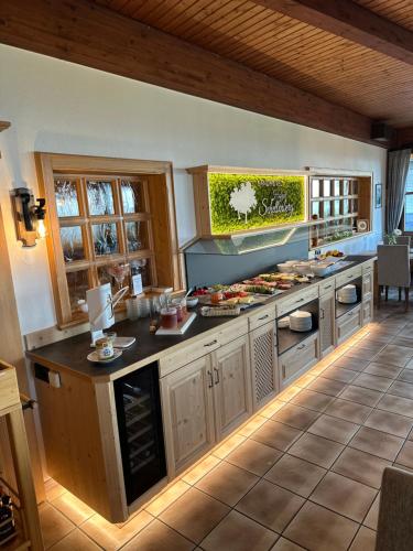 una cucina con un bancone con del cibo sopra di Landhotel Schellenberg a Überlingen