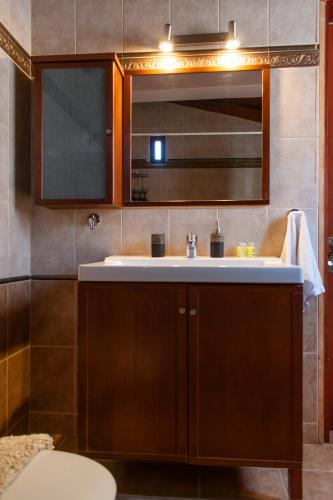 ラヴリオにあるKD Rustic Homeの洗面台と鏡のあるバスルーム