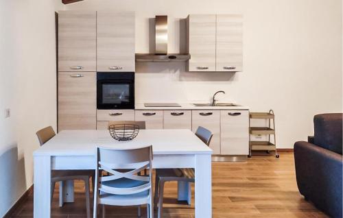 Dapur atau dapur kecil di Lovely Apartment In Lubriano With Sauna