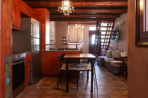 ラヴリオにあるKD Rustic Homeのテーブルとダイニングルームのあるキッチン