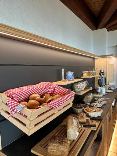 una cucina con tavolo e un mucchio di pane di Landhotel Schellenberg a Überlingen