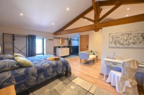 une chambre avec un lit et un bureau dans l'établissement Au Petit Bonheur chez Bambina, à Leynes