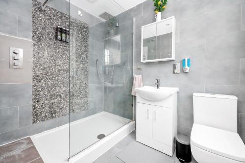 Koupelna v ubytování Fully equipped Parkside room 5min from Colliers wood Station R4