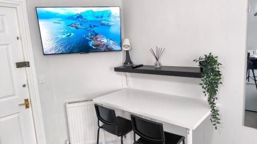 TV a/nebo společenská místnost v ubytování Fully equipped Parkside room 5min from Colliers wood Station R4