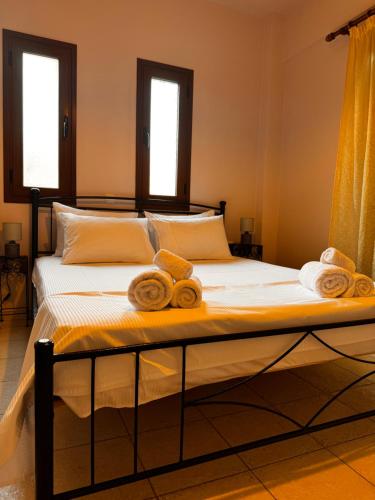 a bedroom with a bed with towels on it at Villa Gaia Navarino in Korifásion