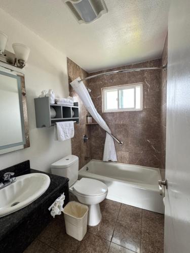 Ένα μπάνιο στο Stargazer Inn and Suites