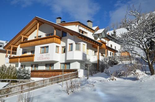 akritkritkritkritkritkritkritkrit hotel during the winter time at Villa Paröis in La Valle