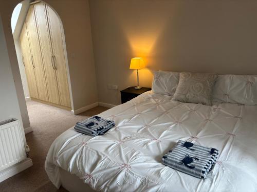 Un dormitorio con una cama con dos toallas encima. en Cornflower Cottage, 
