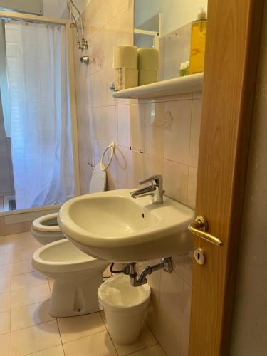a bathroom with a sink and a toilet at Affittacamere LICEN in Trieste
