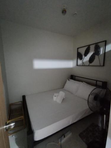 Postel nebo postele na pokoji v ubytování Mall of Asia Aldo stayscation shore 3