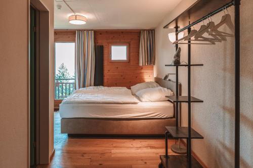 Una cama o camas en una habitación de Elmerlodge
