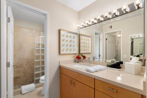 Ένα μπάνιο στο 2BR Biltmore Bliss Condo with Heated Pool, Hot Tub and More