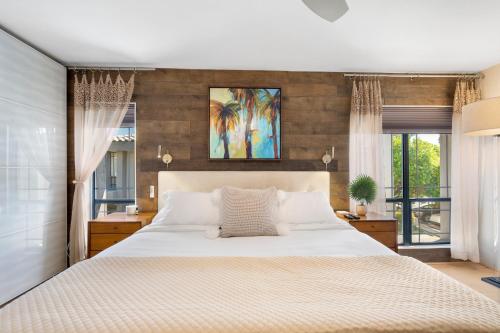 Ένα ή περισσότερα κρεβάτια σε δωμάτιο στο 2BR Biltmore Bliss Condo with Heated Pool, Hot Tub and More