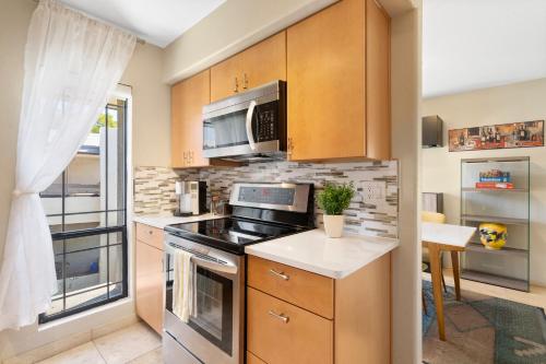 Η κουζίνα ή μικρή κουζίνα στο 2BR Biltmore Bliss Condo with Heated Pool, Hot Tub and More