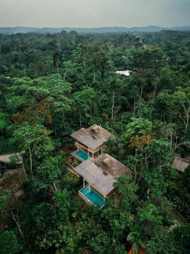 an overhead view of a house in the forest at El Jardin Lodge & Spa in Puerto Misahuallí