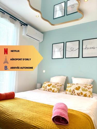 a bedroom with a bed with a yellow blanket at Studio confort proche de aéroport Paris-Orly in Villeneuve-le-Roi