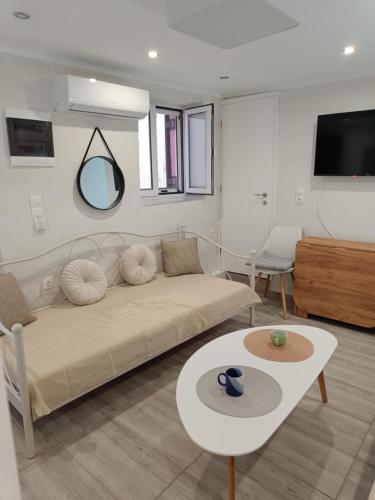 a living room with a couch and a table at LA CASA Di GIORGIO in Pentati