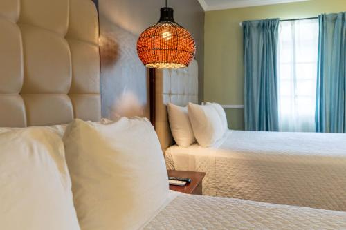 Voodi või voodid majutusasutuse Travellers Beach Resort toas