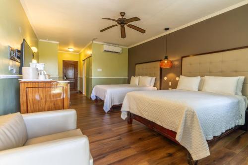 Voodi või voodid majutusasutuse Travellers Beach Resort toas