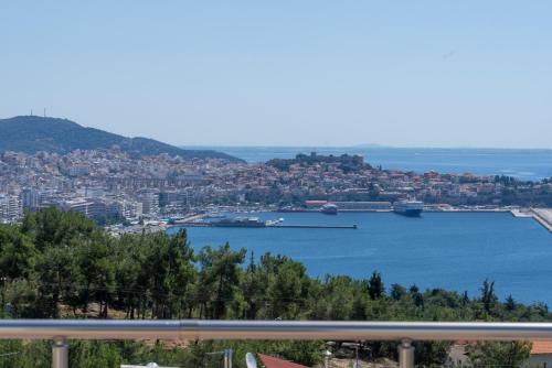 einen Blick auf einen großen Wasserkörper mit einer Stadt in der Unterkunft Seametry premium residencies Kavala in Kavala
