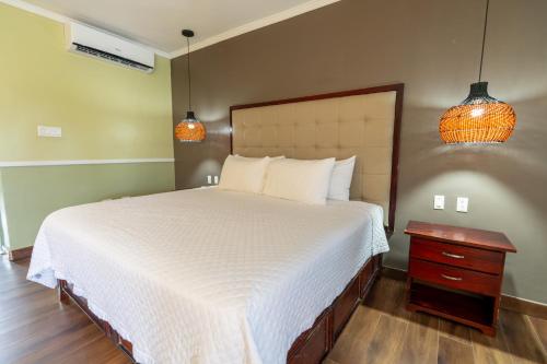 Voodi või voodid majutusasutuse Travellers Beach Resort toas
