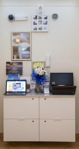 Μια τηλεόραση ή/και κέντρο ψυχαγωγίας στο Airport House B&B
