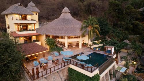 une vue aérienne d'une maison avec piscine dans l'établissement Zihuatanejo Luxury Villa - Events & Vacations, à Zihuatanejo