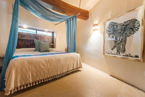 - une chambre avec un lit et une photo d'éléphant dans l'établissement Zihuatanejo Luxury Villa - Events & Vacations, à Zihuatanejo