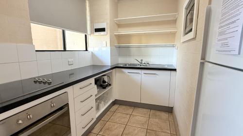Η κουζίνα ή μικρή κουζίνα στο Riverview Kalbarri 30 | Poolside | Pool | Sleeps 5