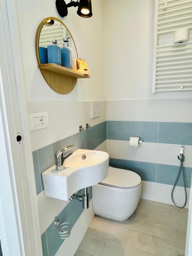 a bathroom with a sink and a toilet and a mirror at Casa Sbollazza con parcheggio e vicino al parco in Sestri Levante