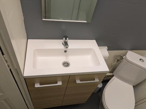 Photo de la galerie de l'établissement Confortable 3 pièces au centre de VIAS, à Vias