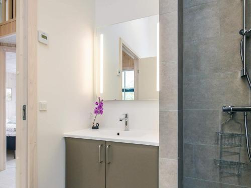 une salle de bain avec un lavabo et une douche dans l'établissement 5 star holiday home in Idestrup, à Bøtø By