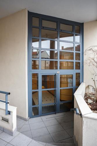 un accès à un bâtiment avec des portes en verre dans l'établissement La Défense wonderful 2 bedrooms apartment, à Suresnes