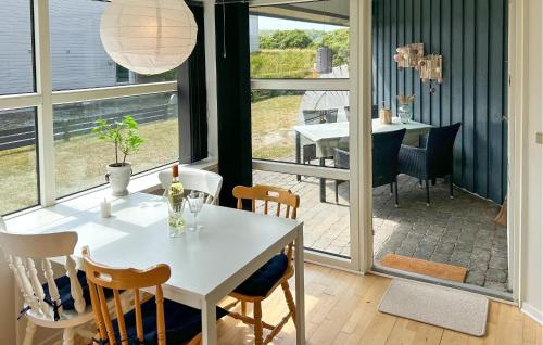una sala da pranzo con tavolo e sedie bianchi di 2 Bedroom Stunning Apartment In Fanø a Fanø