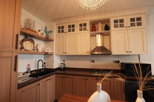 Marassi Faya 1br Gardenにあるキッチンまたは簡易キッチン