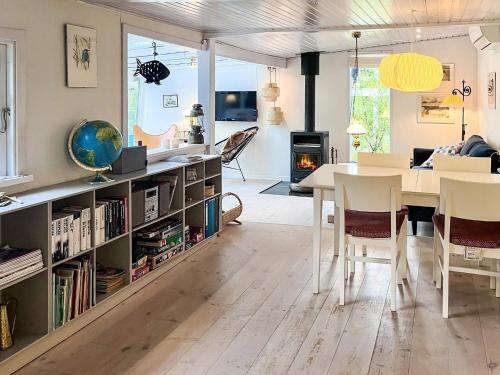 ein Wohnzimmer und ein Esszimmer mit einem Tisch und Stühlen in der Unterkunft 6 person holiday home in Knebel-By Traum in Knebel