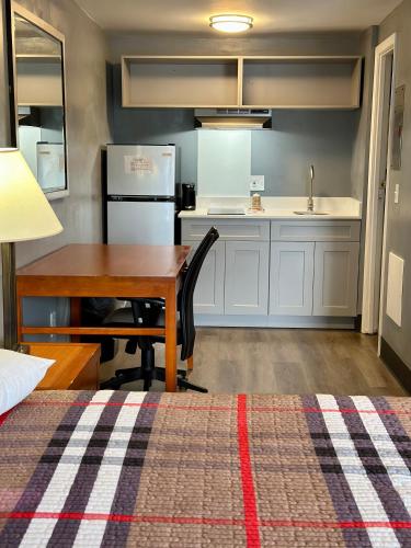 Una cocina o zona de cocina en Sunwestern Suites