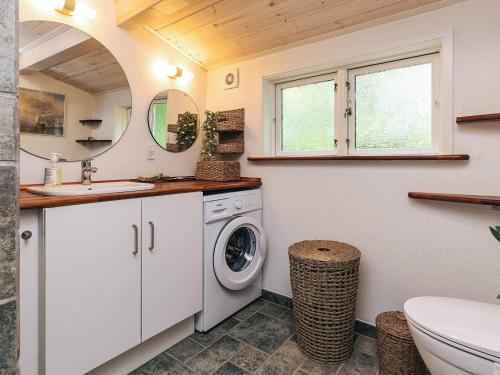 un bagno con lavatrice e lavandino di 2 person holiday home in Grenaa a Grenå
