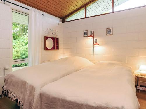 2 letti bianchi in una camera da letto con finestra di 2 person holiday home in Grenaa a Grenå