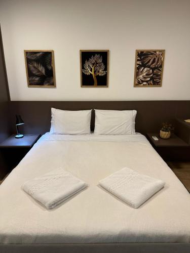 Una cama con dos toallas blancas encima. en Equilíbrio Pefeito - Melhor Localização!, en Sorocaba