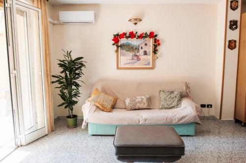a living room with a couch and areath on the wall at Al Civico Centocinquantasei in Latiano