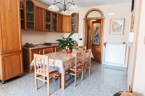 a kitchen with a table with chairs and a plant at Al Civico Centocinquantasei in Latiano