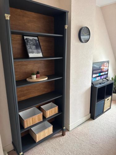 Μια τηλεόραση ή/και κέντρο ψυχαγωγίας στο Cosy Rooms by the Beach