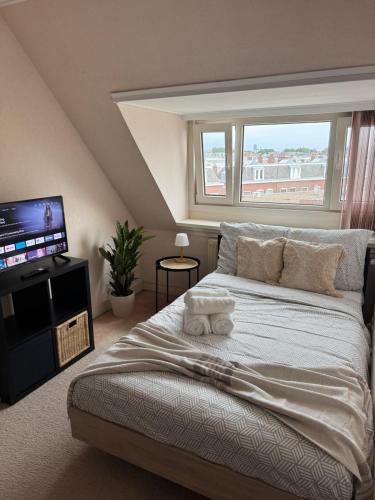 Ένα ή περισσότερα κρεβάτια σε δωμάτιο στο Cosy Rooms by the Beach