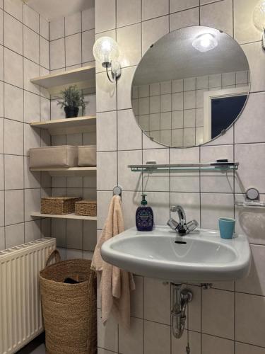 Ένα μπάνιο στο Cosy Rooms by the Beach