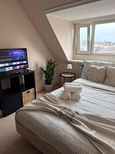 Ένα ή περισσότερα κρεβάτια σε δωμάτιο στο Cosy Rooms by the Beach