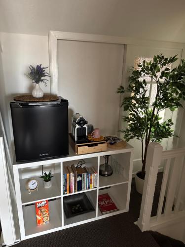 Μια τηλεόραση ή/και κέντρο ψυχαγωγίας στο Cosy Rooms by the Beach