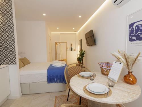 a small room with a table and a bed at Alvor Serene House I in Alvor