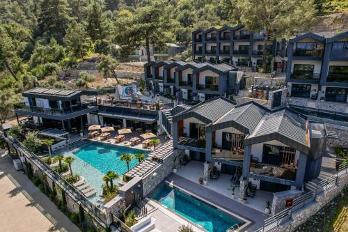 an aerial view of a mansion with a swimming pool at Ramitos Hotel in Turunc