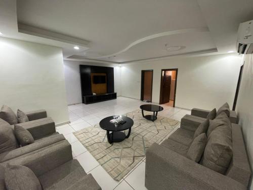 a living room with a couch and a table at شقق روعه المصايف للشقق المخدومه in Taif